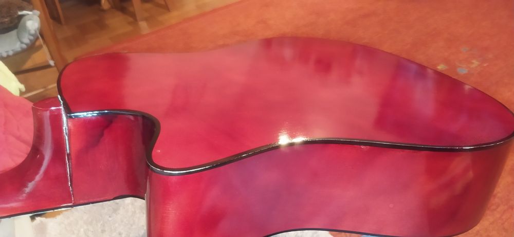 Gitara akustyczna w dobrym stanie