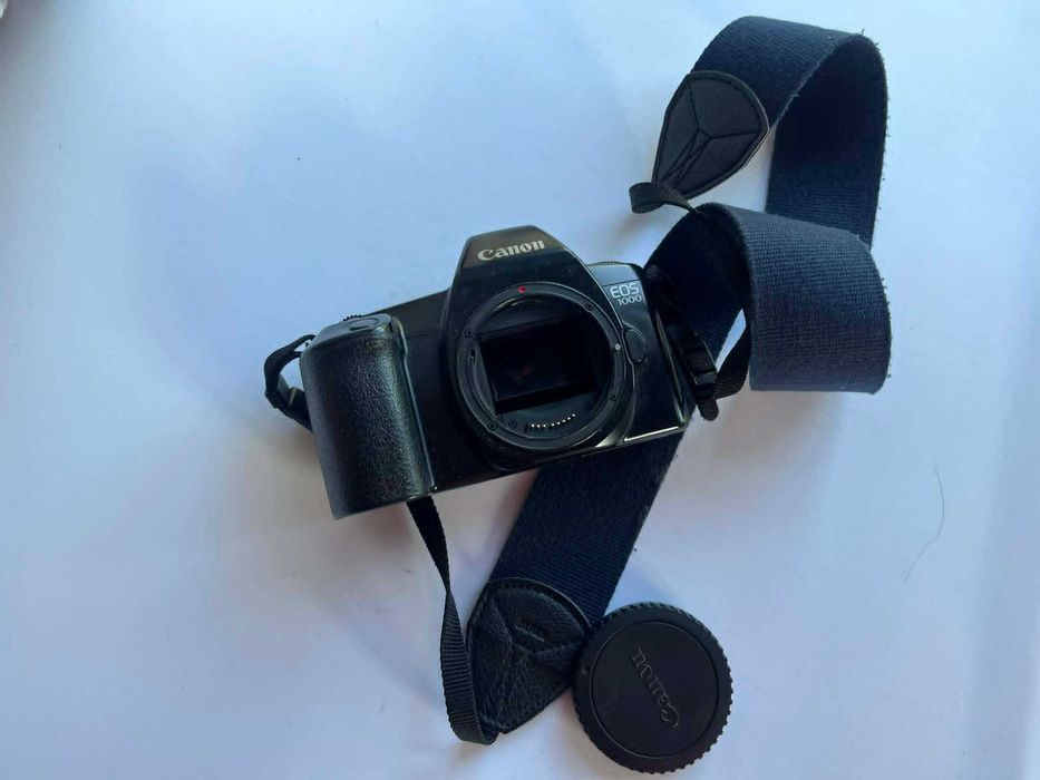 Aparat fotograficzny Canon EOS 1000 vintage czarny