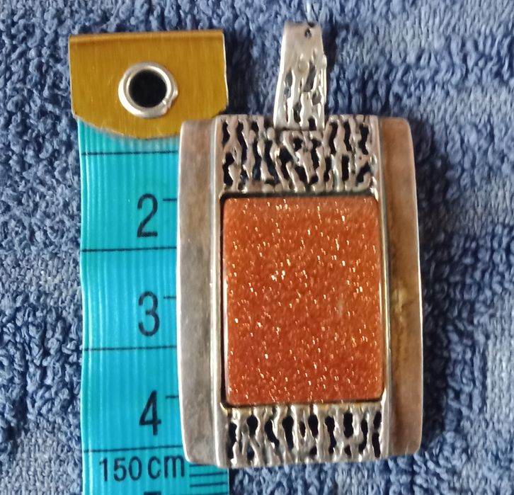 Srebrna zawieszka z piaskiem pustyni