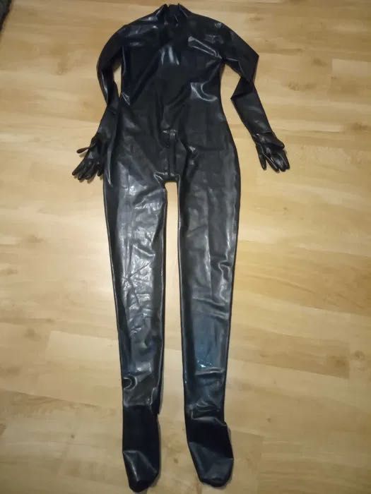 926/ OD RĘKI L nowy czarny catsuit kombinezon latex 0,4 mm lateks
