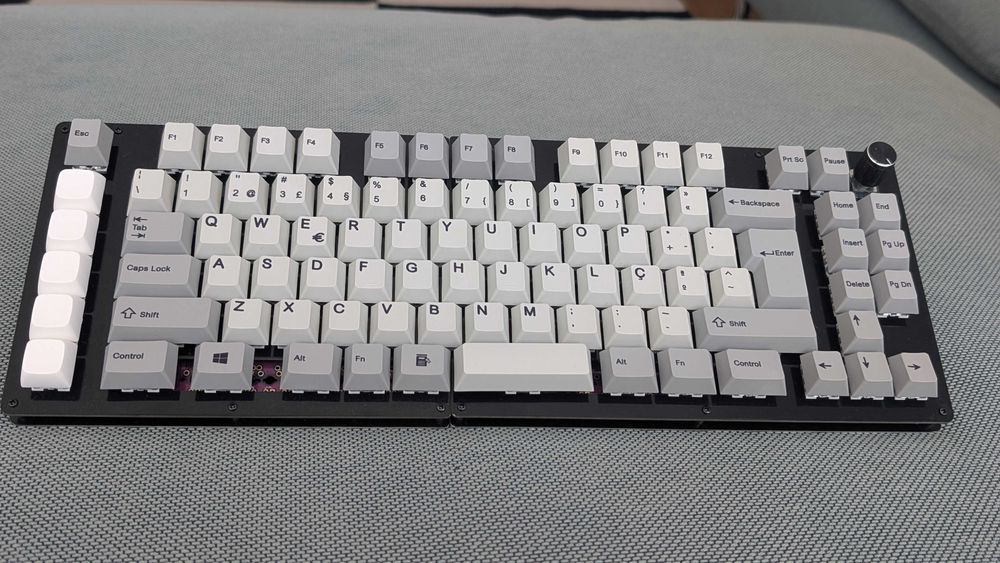 Teclado Mecânico Ergonómico PT-PT configurável 75% TKL