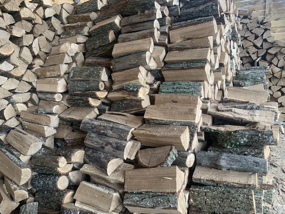 Дрова колоті укладені