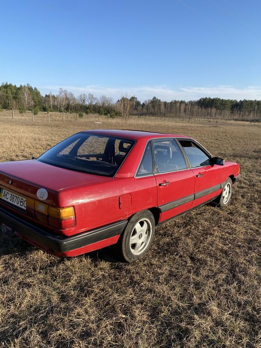 Продаєця AUDI 100 C3