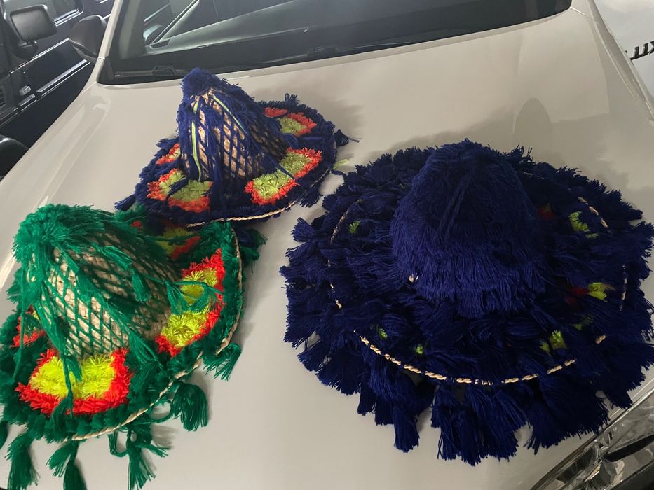 Chapéus mexicanos com pompons