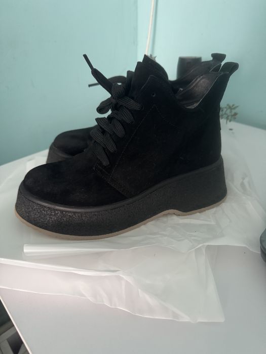 Черевички,натуральнй замш,на шнурівці,збоку є замочок