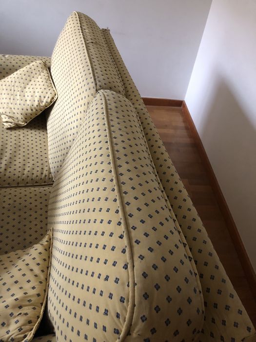 Sofa cama em amarelo e azul