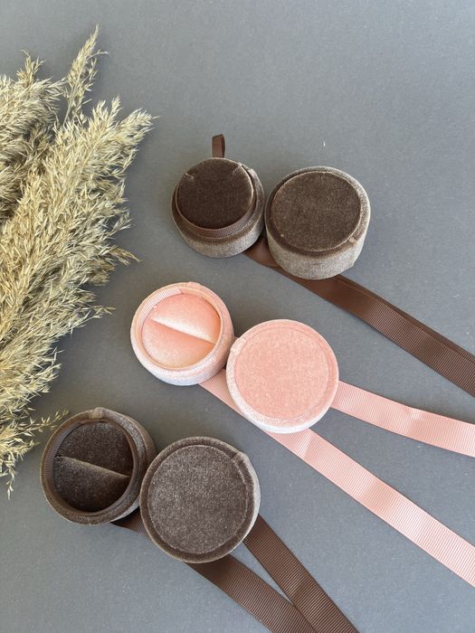 Оксамитова коробочка для весільних обручок, каблучки, сережок