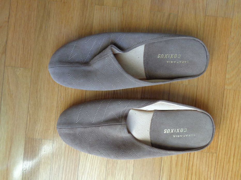 Chinelos de quarto em pele