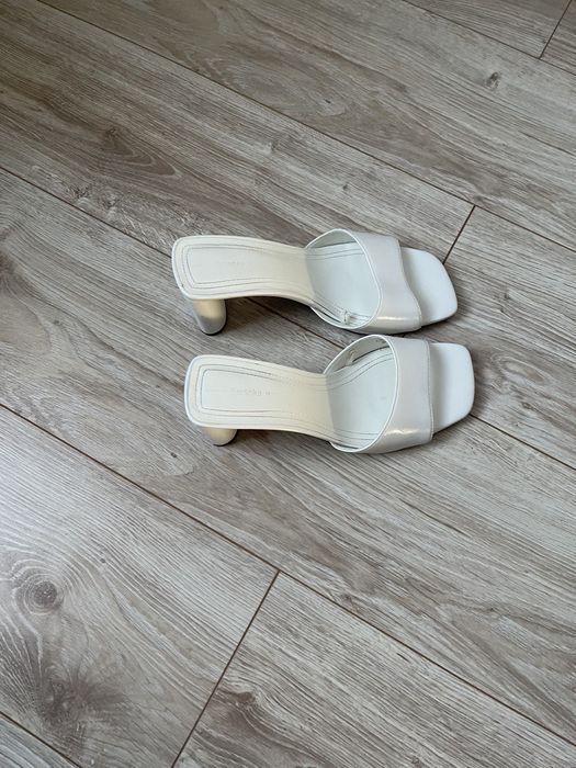 Продам шльопанці Bershka взуті один раз