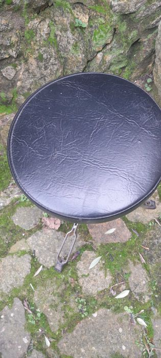 Banco em metal e couro