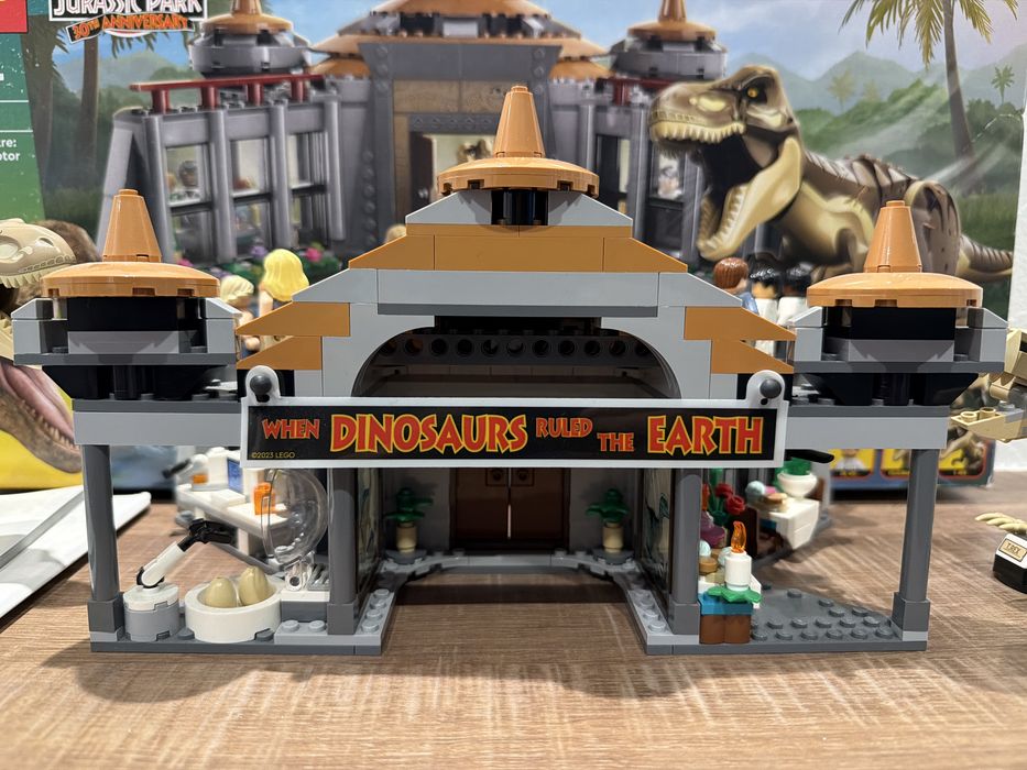LEGO 76961 Klocki JURASSIC WORLD Centrum dla odwiedzających Atak Tyranozaura i Raptora Oryginal