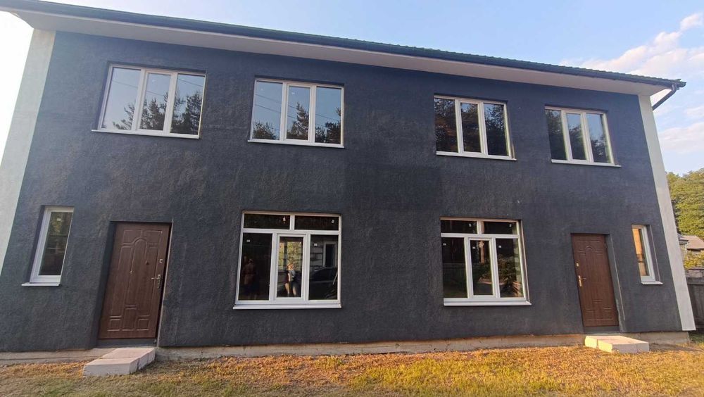 Продам будинок, можно зробити два дуплекса напротив лісу, є  газ, до Києва 15 хвилин. Кутова ділянка.