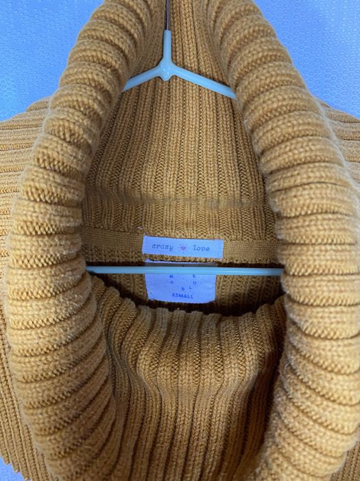 Светр з горлом теплий