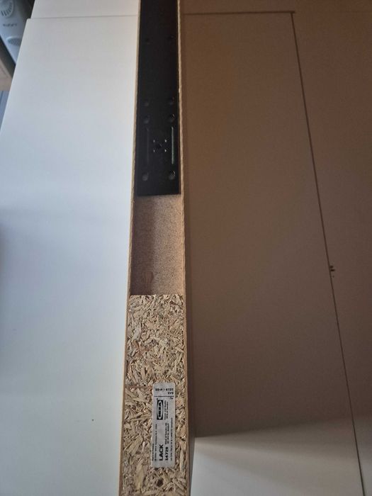 Prateleira em madeira clara