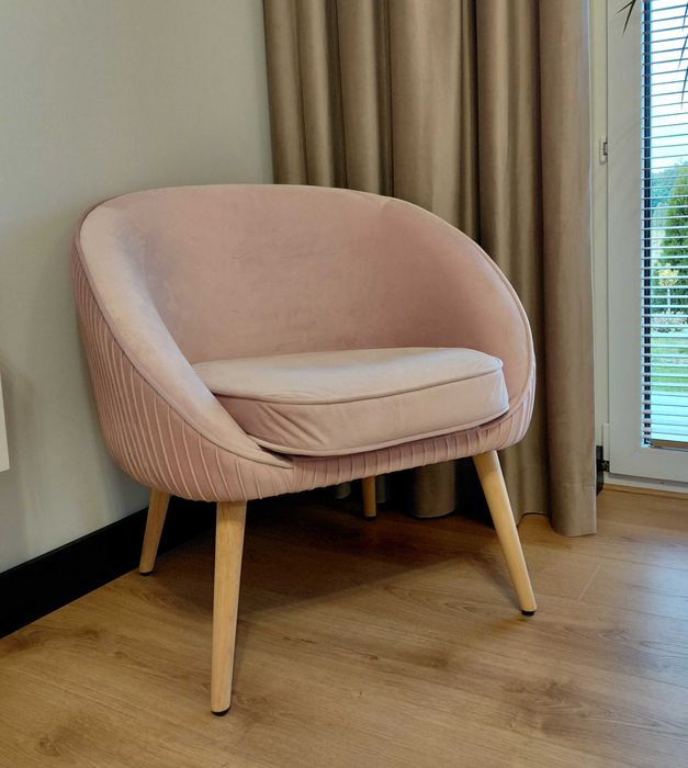 Fotel w kolorze pudrowego różu