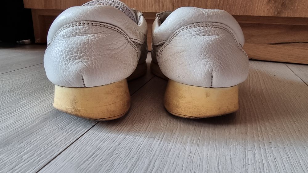 Бесплатно. Женские кроссовки