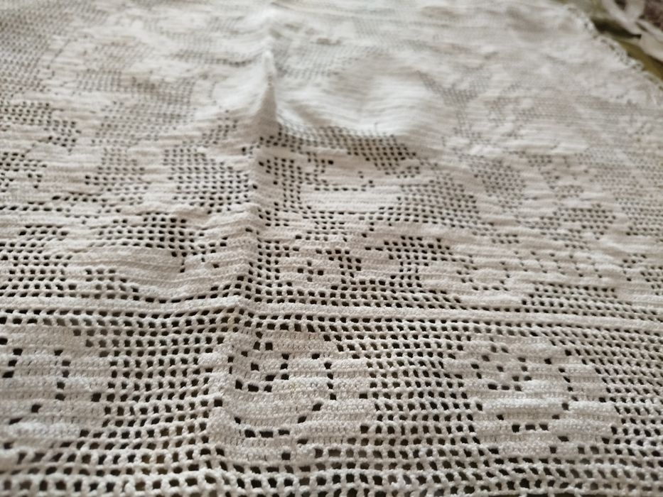 Lace cloth crafted with fine white thread426532059785482241
