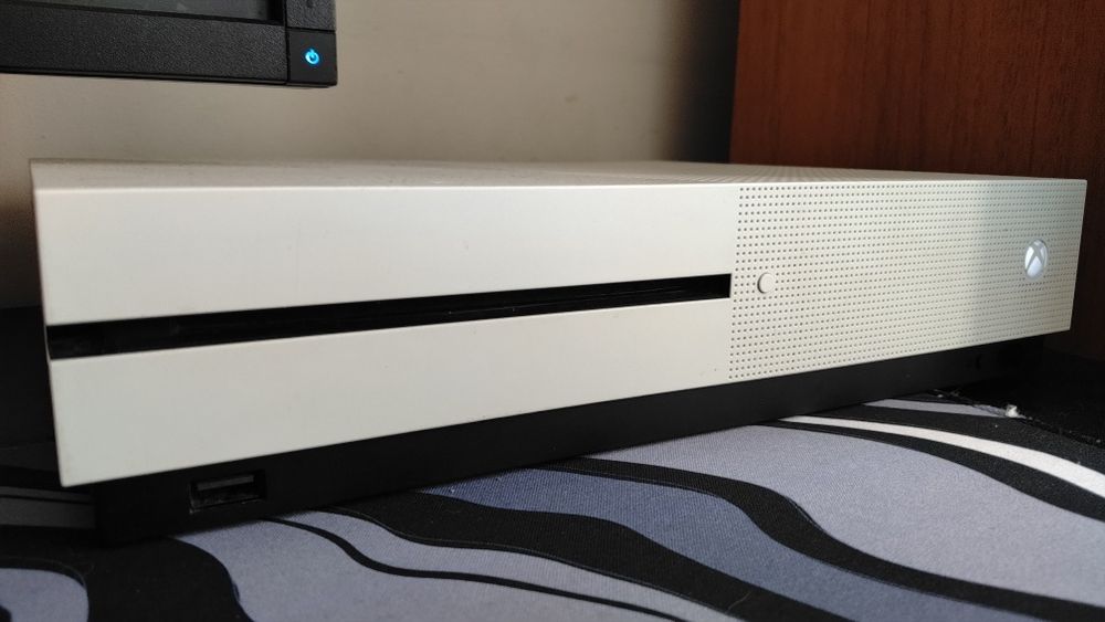 Xbox One S +5 gier i 1 pad