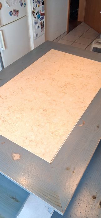 Mesa de Jantar/Cozinha em Pinho Maciço e Mármore + 4 Bancos