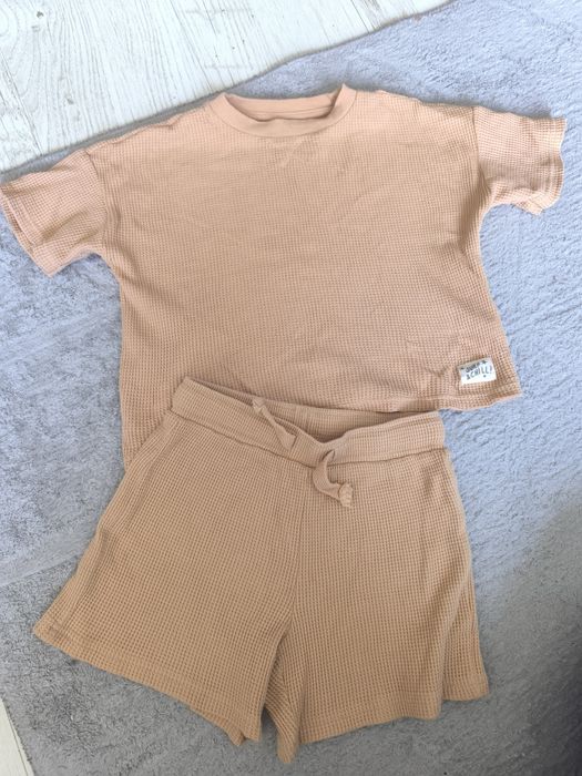 Zestaw gofrowy chłopięcy letni 104 Sinsay koszulka i spodenki
