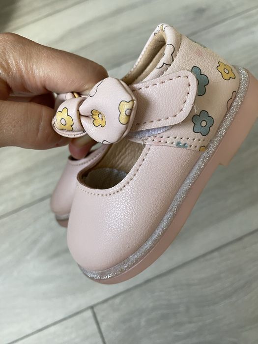 Туфельки для дівчинки