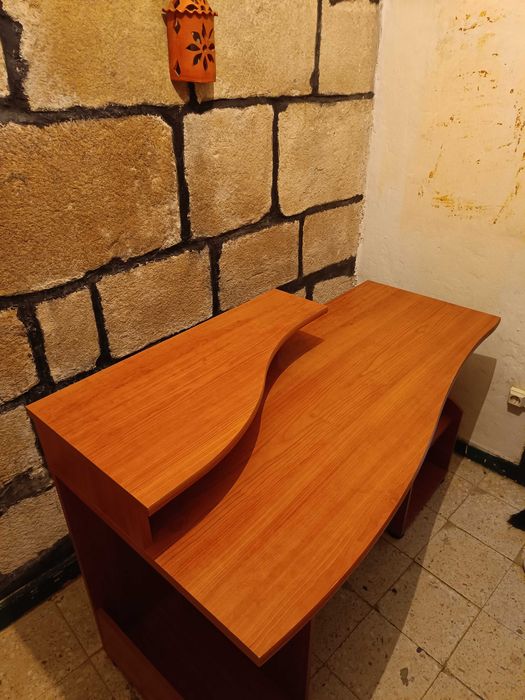 Secretária; Mesa para estudo