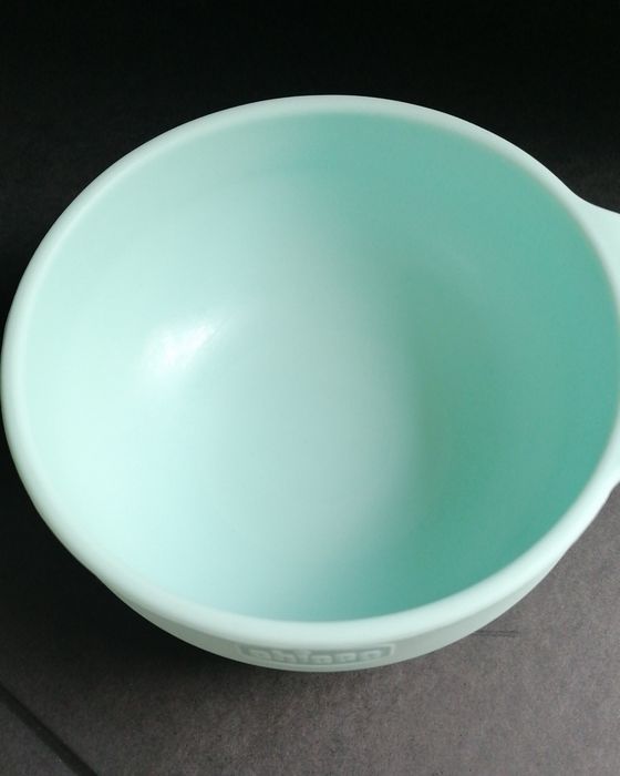 Conjunto da Chicco composto por taça com ventosa e colher em silicone.