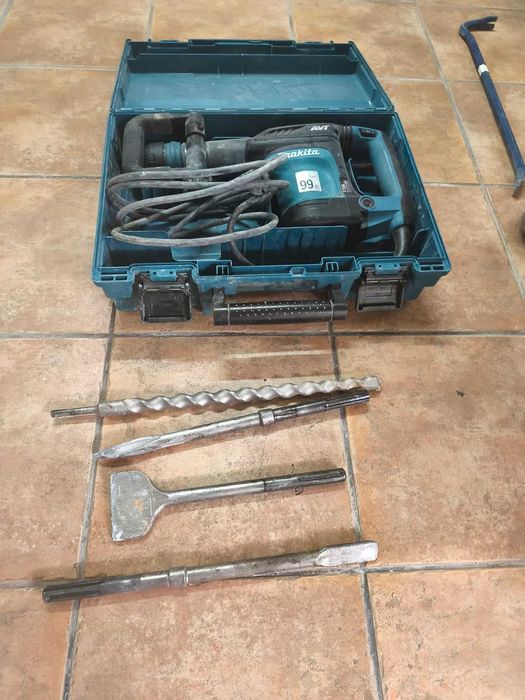 Martelo demolidor 1.100w SDS Max 5 Makita com ponteiras e broca