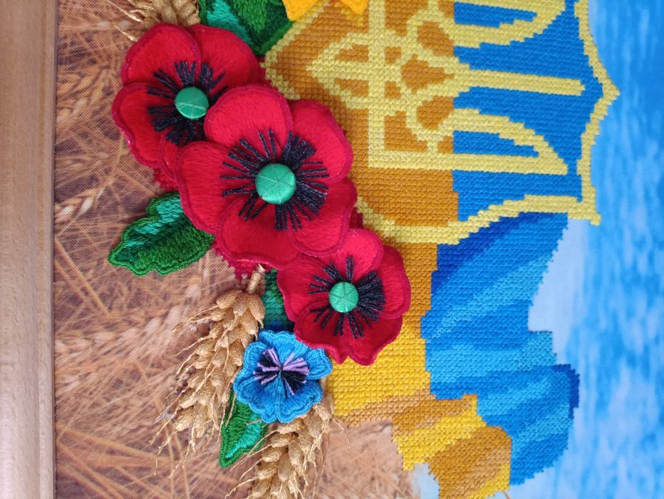 Картина Символи України вишита хрестиком з елементами об 'ємної вишивк