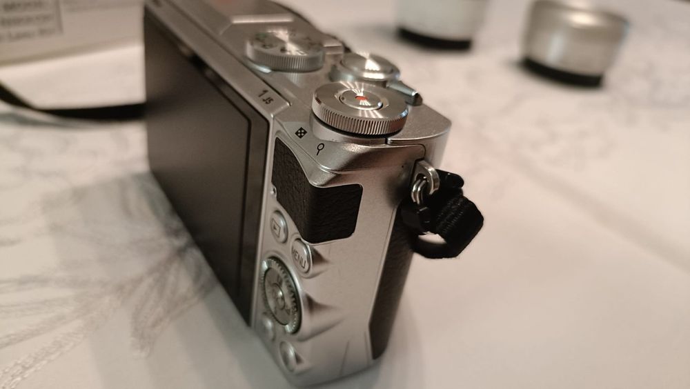 Máquina fotográfica NIKON 1 J5 impecável, muito atual e completa