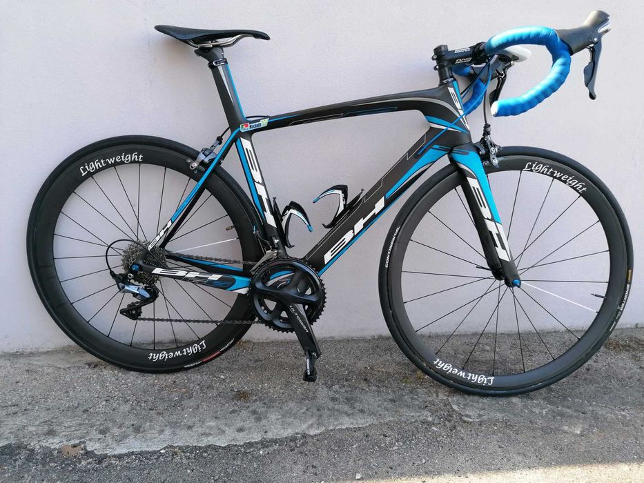 Rodas em carbono com rolamentos cerâmicos.