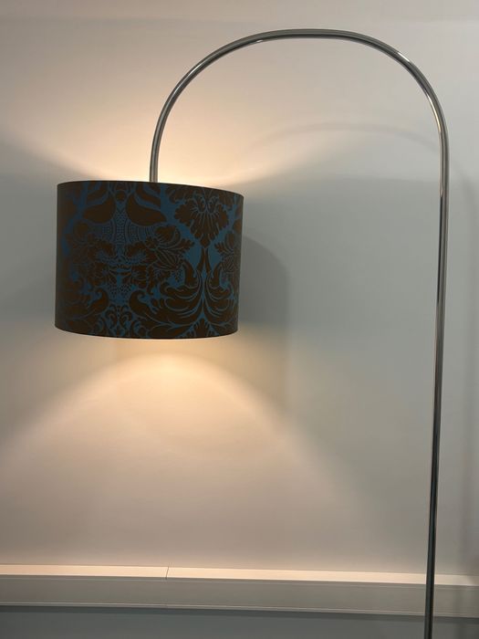 Candeeiro de pé com abat jour em tecido