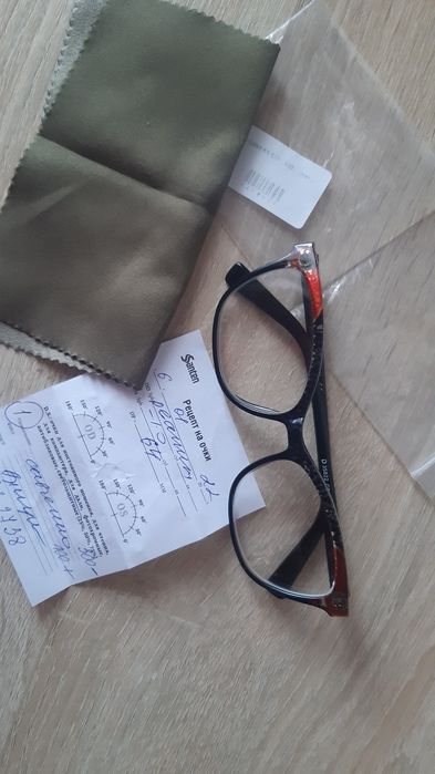 Очки, окуляри з ліва +1, з права скло.