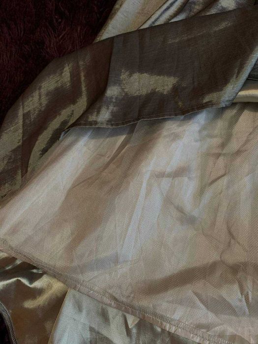 Шикарна міді сукня з блискучим поясом на випускний