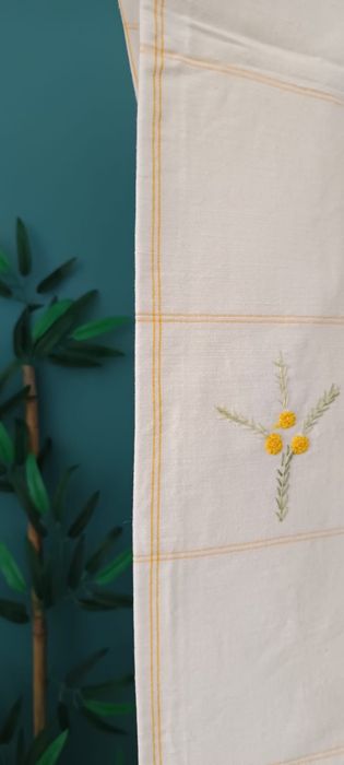 Toalha de mesa bordada à mão
