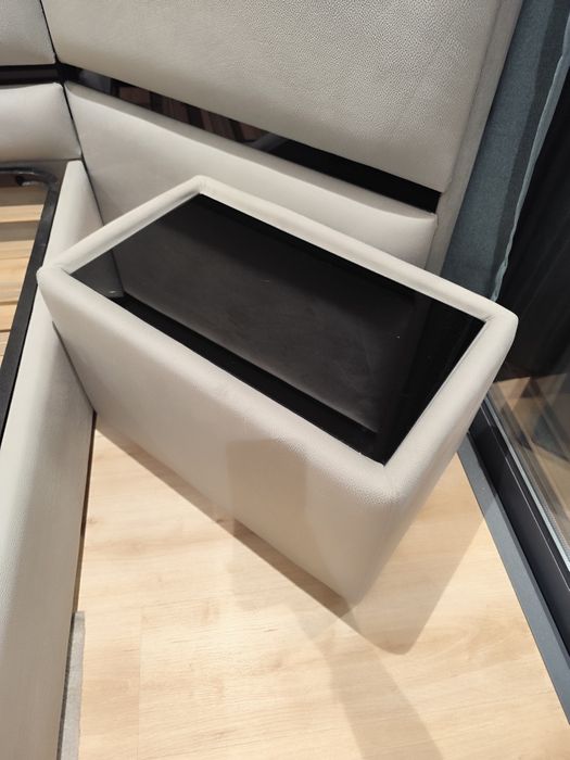 Cama completa com estrado e mesas cabeceira