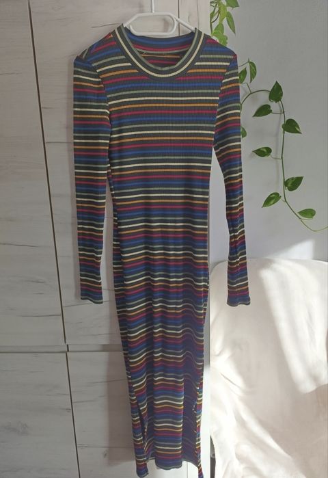 Sukienka przylegająca w paski