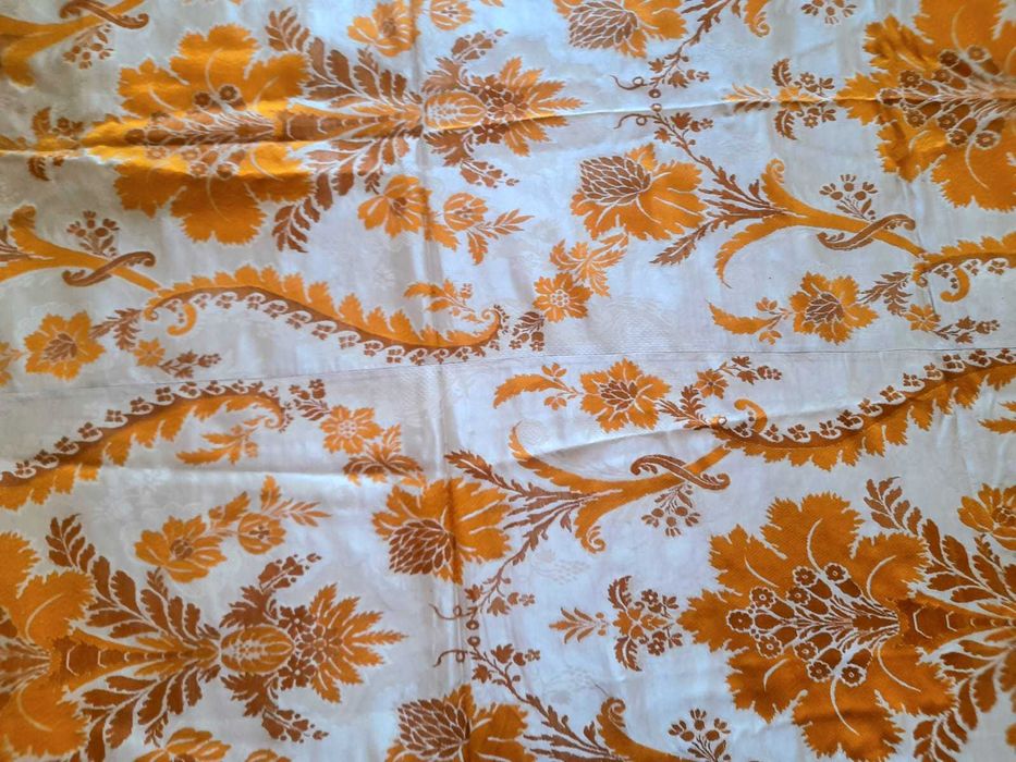 Colcha Antiga Acetinada Motivos Florais Amarelos