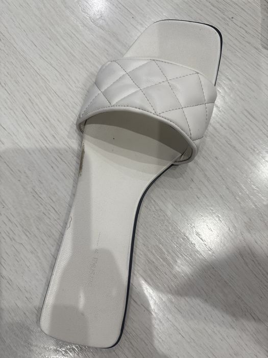 Sprzedam biale klapki Bershka rozm 39