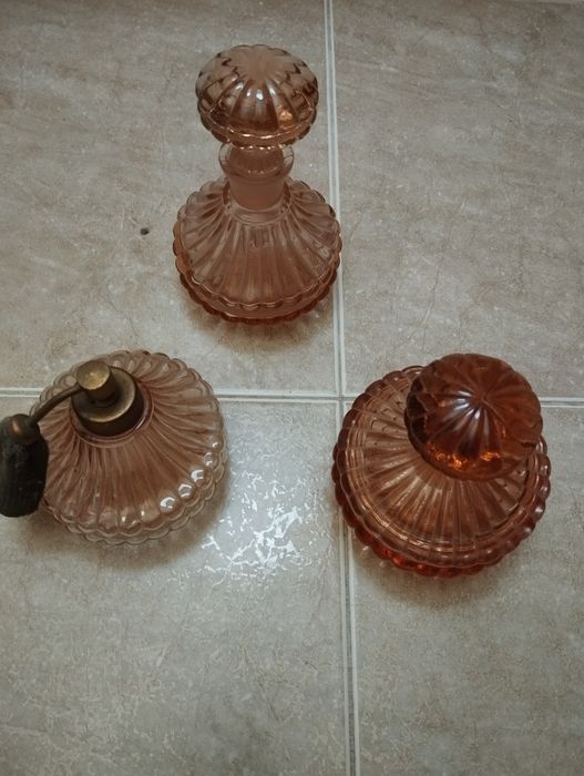 Conjunto perfume vintage em vidro rosa