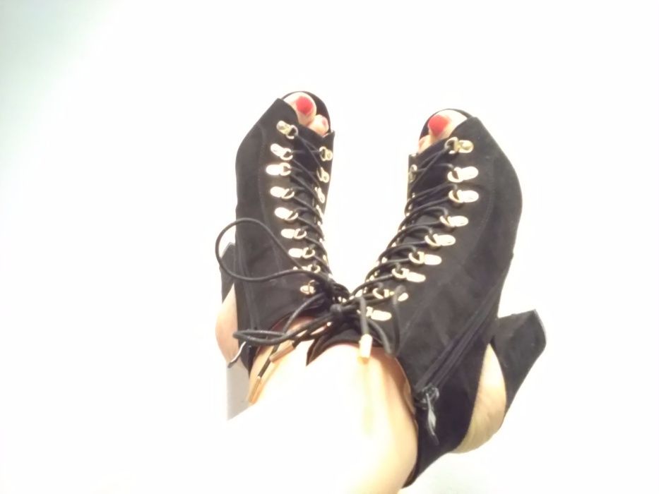 Nowe czarne buty róż.38