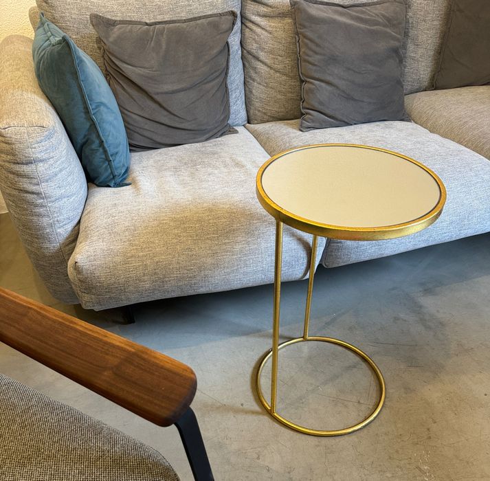 Mesa de apoio dourada