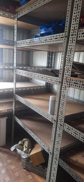 Masywne regały metalowe wojskowe