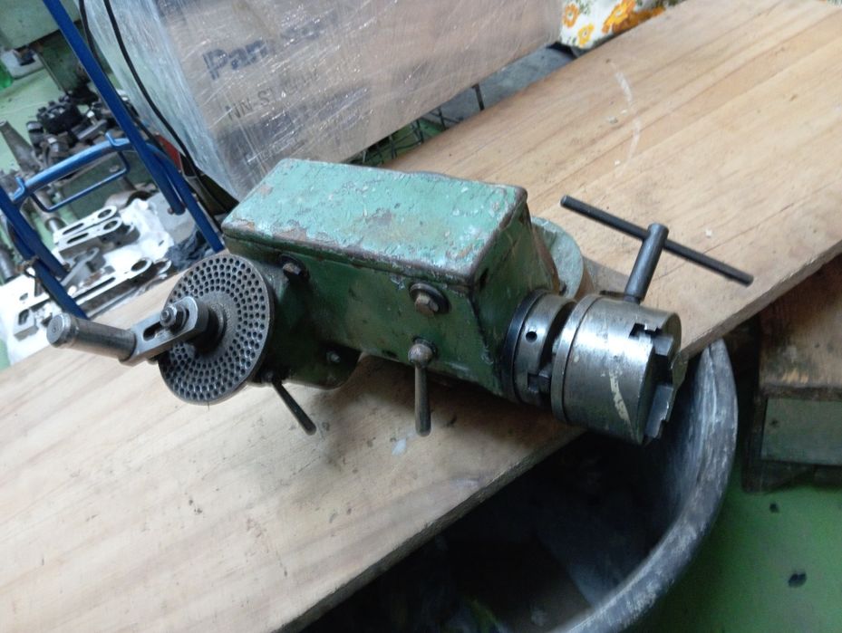 Универсально делительная Удг 250 стол поворотный резцедержка