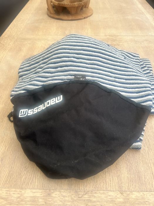 Prancha surf “Roxy” com supporte e capa. Semi - Novo.