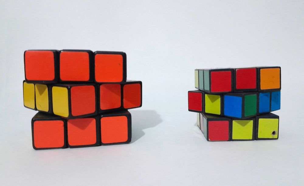 2 Cubos Mágicos 3x3x3 - Tamanhos Médio e Mini (Anos 90)
