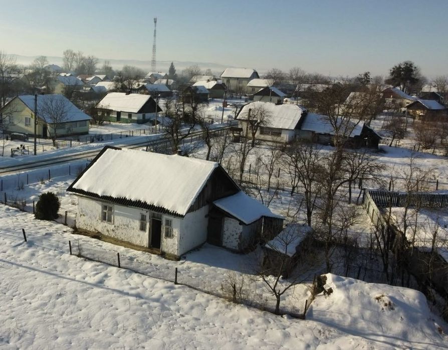 Продається деревяний будинок в с. Долішнє