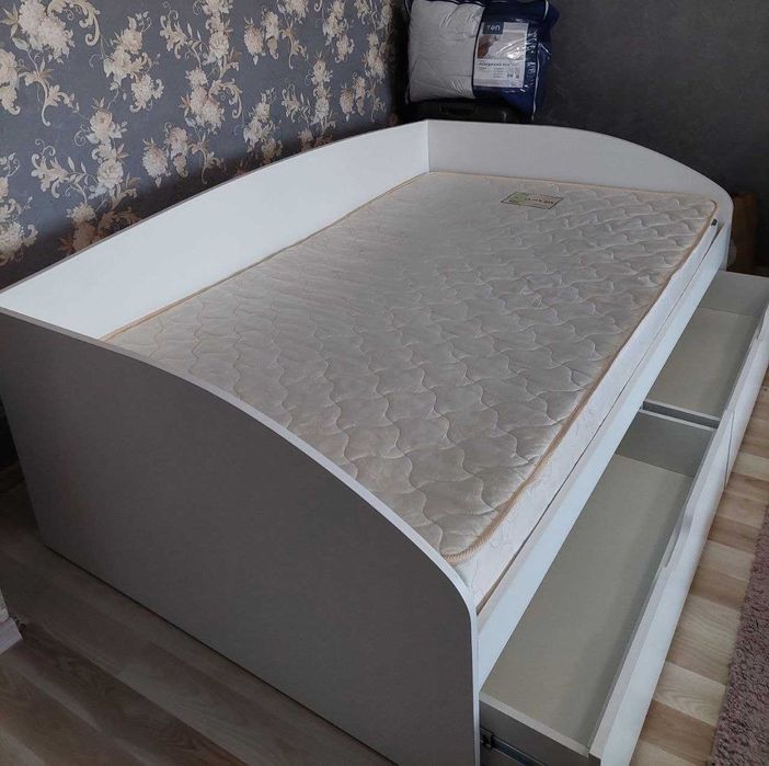 Ліжко з матрацом