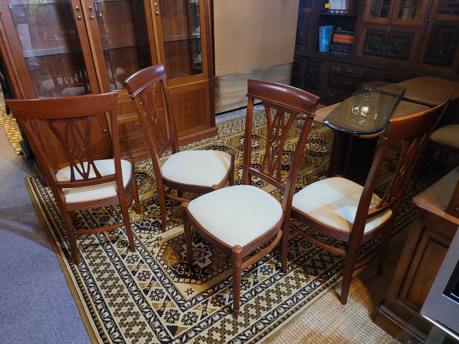 Excelentes cadeiras de sala em madeira maciça