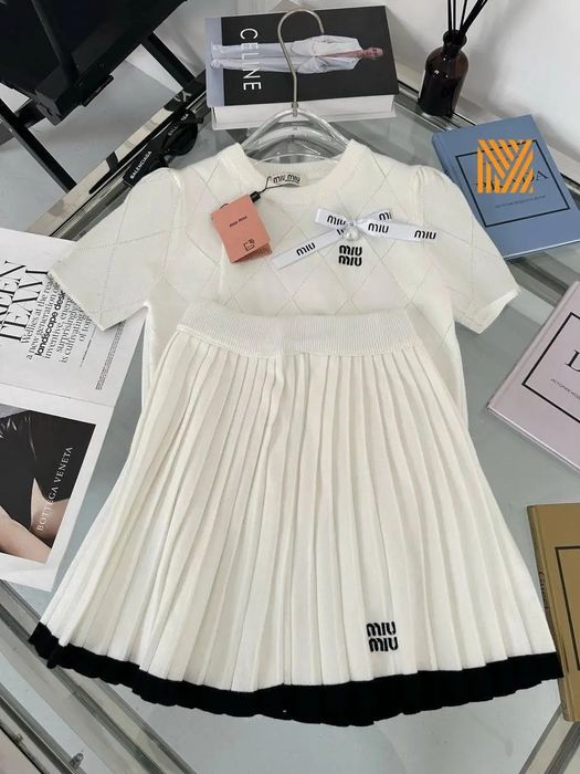 Elegancki damski garnitur: spódnica i bluzka, nowe